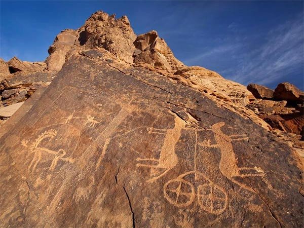 Inscripciones rupestres de Hail, Arabia Saudí. Carro tirado por seis caballos © Comisión Saudí para el Turismo y Antigüedades / UNESCO