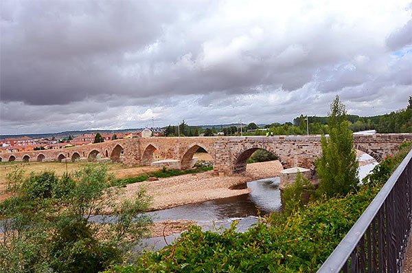 El río Órbigo y vista parcial del puente, desde Puente de Órbigo .Imagen de José Holguera (www.grabadoyestampa.com) para Guiarte.com.