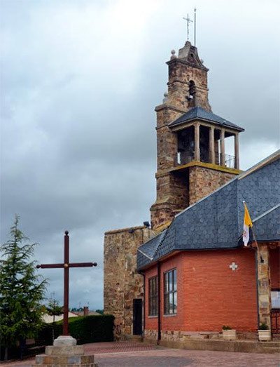 La iglesia de San Justo es moderna, salvo la tradicional espadaña de piedra. Imagen de José Holguera (www.grabadoyestampa.com) para Guiarte.com.