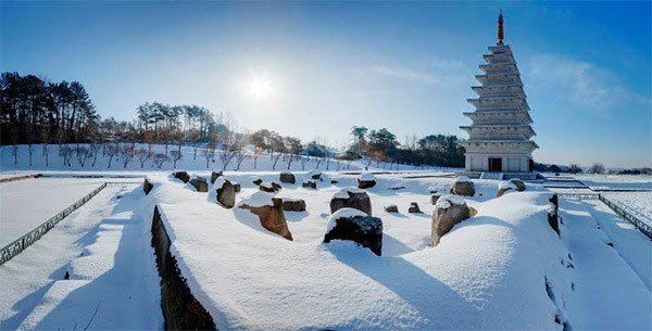 Sitio del Templo de Mireuksa. República de Corea. © Oficina de Zonas Históricas Baekje/UNESCO