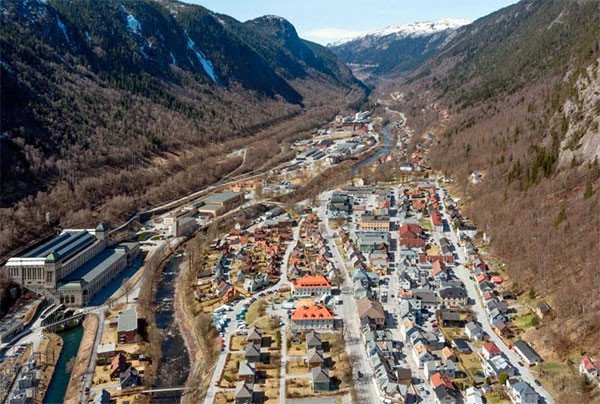 Parte del casco urbano de Rjukan (Noruega), a la izquierda la planta eléctrica de Saheim. © Per Berntsen / UNESCO