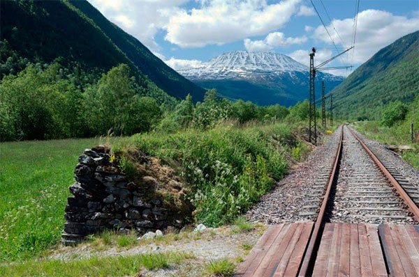 El ferrocarril de la línea que llega a Rjukan protegido por un muro de viento, al fondo el monte Gaustatoppen (Noruega) © Per Berntsen / UNESCO
