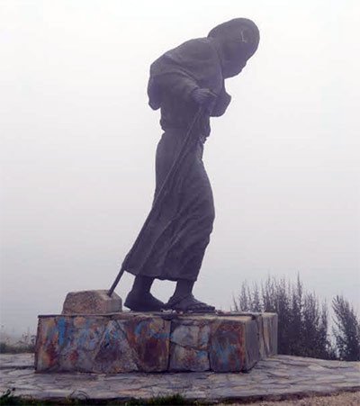 Estatua del Peregrino, entre la niebla, en las fueras de Liñares.  Imagen de José Holguera (www.grabadoyestampa.com) paraguiarte.com.