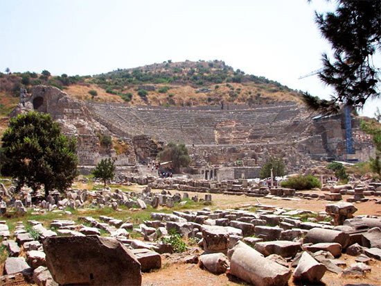 Ruinas de Éfeso. Al fondo el grandioso teatro de la ciudad. Imagen de Miguel Ángel Alvarez/Guiarte.com