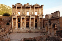 Biblioteca de Celso, a su izqu...
