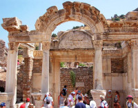Turistas en el templo de Adria...