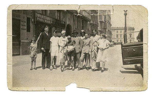 Jaime, Juanín, Paul y Olga Picasso, Javier, Pablo Picasso, Lola Ruiz Picasso, Pablín, Josefín y Lolita, Barcelona, 1934. Archivos Vilató, Paris