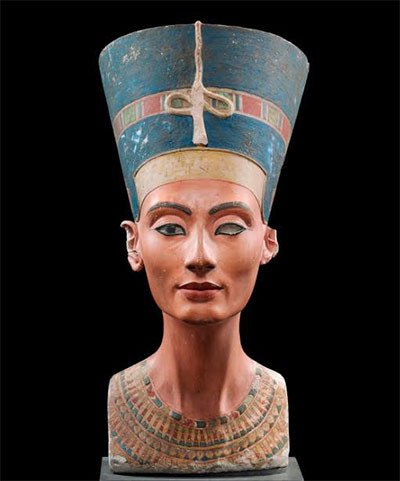 Busto de la reina Nefertiti. Dinastía 18,  Amarna, Egipto, hacia 1340 a.C. © Staatliche Museen zu Berlin, Ägyptisches Museum und Papyrussammlung / Sandra Steiß