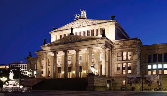 Konzerthaus  y monumento a  Schiller en la plaza Gendarmenmarkt ©Deutsche Zentrale für Tourismus/ Andrew  Cowin