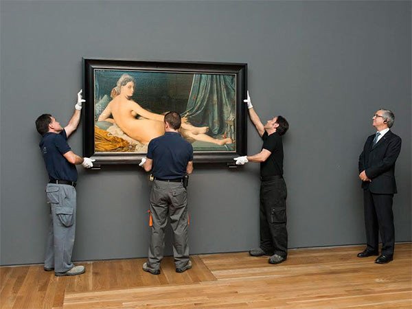 Instalación de Gran Odalisca, una de las obras más emblemáticas de Ingres perteneciente al Museo del Louvre.