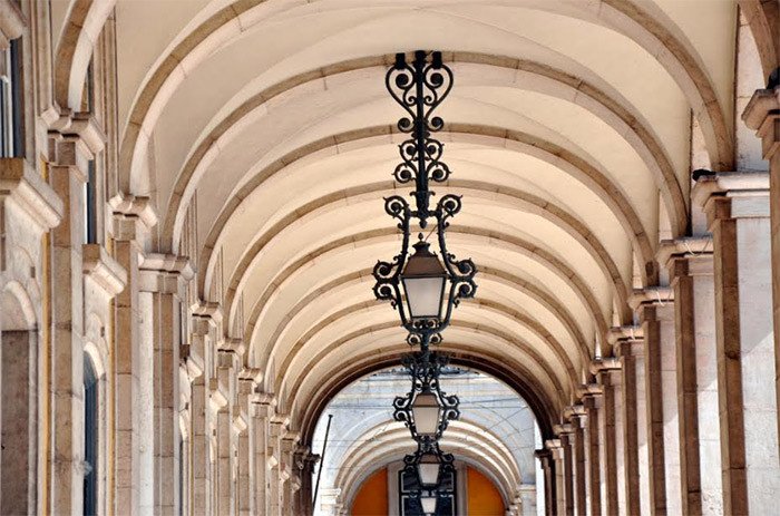 Galerías porticadas de la Plaza del Comercio de Lisboa. Imagen de Beatriz Álvarez para Guiarte.com