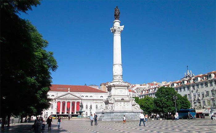 Rossio, con la estatua a Pedro IV y el Teatro Nacional Doña María II. Imagen de Beatriz Álvarez para Guiarte.com