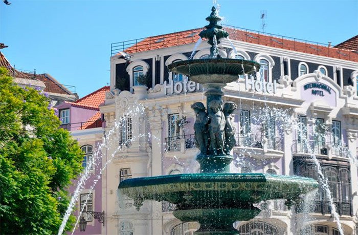 Fuente de aire romántico en Rossio, Lisboa. Imagen de Beatriz Álvarez para Guiarte.com