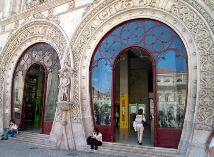 Las espectaculares puertas neomanuelinas de la estación de Rossio. Imagen de Beatriz Álvarez para Guiarte.com