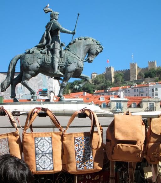 La estatua de Juan I preside la animada plaza de la Figueira, en Lisboa. Imagen de Beatriz Álvarez para Guiarte.com