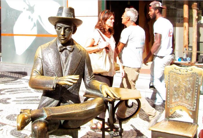 Fernando Pessoa continúa en la terraza de A Brasileira. Imagen de Beatriz Álvarez para Guiarte.com