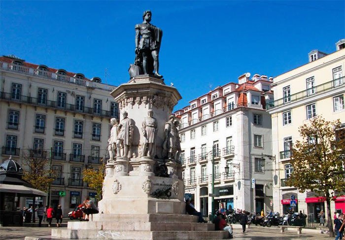 Luis de Camões preside la plaza que lleva su nombre, en Lisboa. Imagen de Beatriz Álvarez para Guiarte.com
