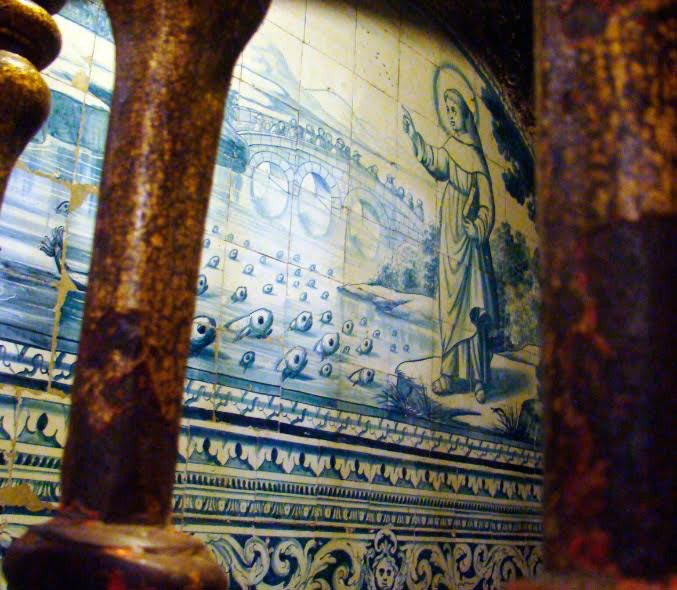 El Milagro de la predicación de San Antonio de Padua a los peces, reflejado en los azulejos de la catedral lisboeta. Imagen de Beatriz Álvarez para Guiarte.com