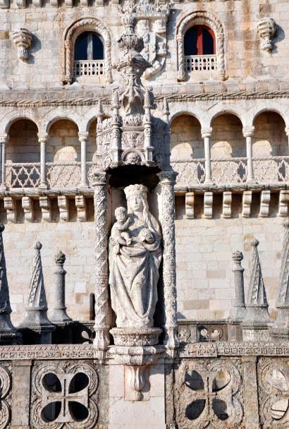 Nuestra Señora de la Buena Suerte, en la terraza de la Torre, y ante su fachada sur. Imagen de Beatriz Álvarez para Guiarte.com