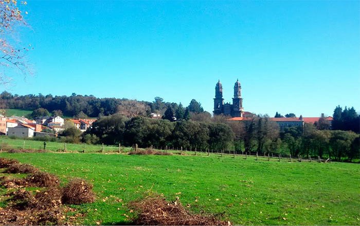 Las torres del Monasterio se elevan sobre el paisaje amable de Sobrado de los Monjes. Imagen de guiarte.com