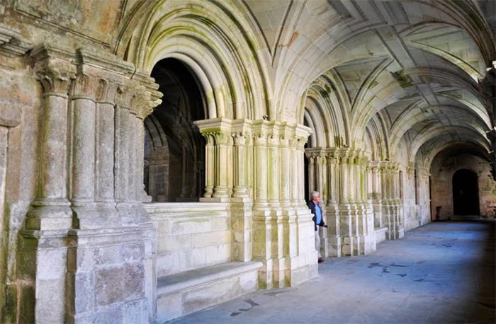 Entrada a la Sala Capitular del monasterio de Sobrado de los Monjes. Imagen de guiarte.com
