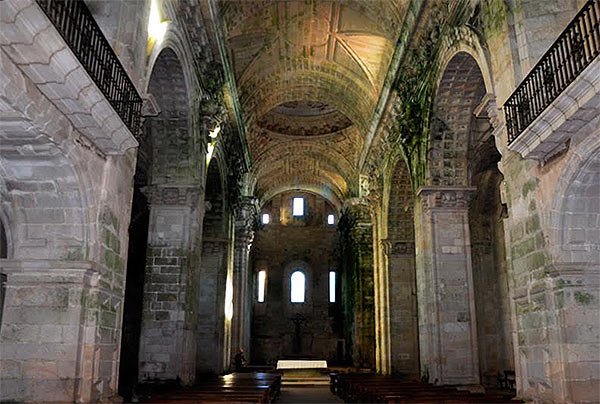 Interior del templo del monasterio de Sobrado de los Monjes. Imagen de guiarte.com