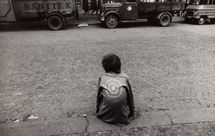 (Ciudadano checo sentado en la acera con una diana pintada en la chaqueta) ,1968. Josef Kouldelka.