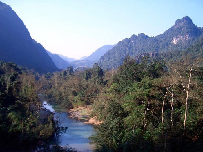 Bosque en torno a un río en el área kárstica del Parque Nacional Phong Nha-Ke Bang de Vietnam. © Phong Nha - Ke Bang National Park/UNESCO