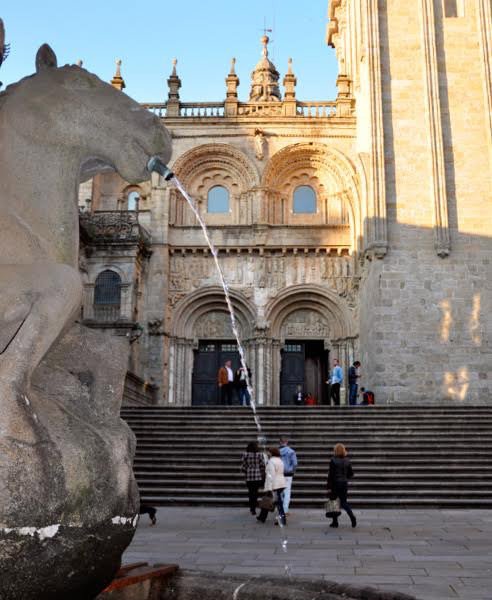 Tranquilidad otoñal en la plaza de Platerías, junto a la catedral santiagueña. Imagen de guiarte.com