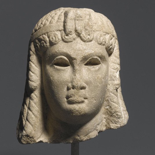 Cabeza retrato de Cleopatra VII Piedra caliza Época ptolemaica tardía, 50-30 a.C. The Brooklyn Museum of Art, Nueva York.