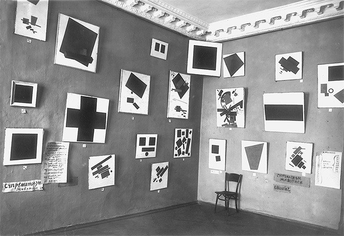 La última exposición futurista de pintura 0,10, Petrogrado, invierno 1915-1916. Sala dedicada a Malevich. Archivos del Estado Ruso
