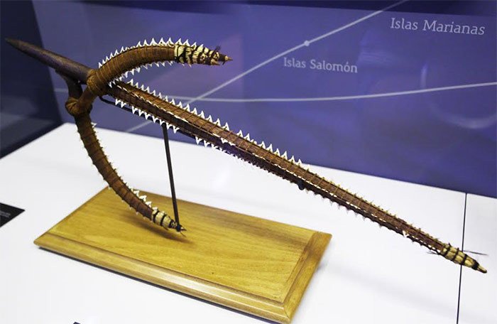 Espada ceremonial Islas Gilbert. Madera, fibra y dientes de tiburón. Museo de América