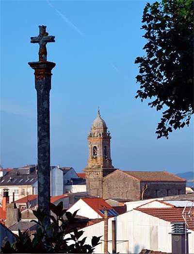 Imagen de Melide desde el otero del Castelo, con la iglesia del Convento de Sancti Spiritus, al fondo. Imagen de José Holguera (www.grabadoyestampa.com) para guiarte.com.