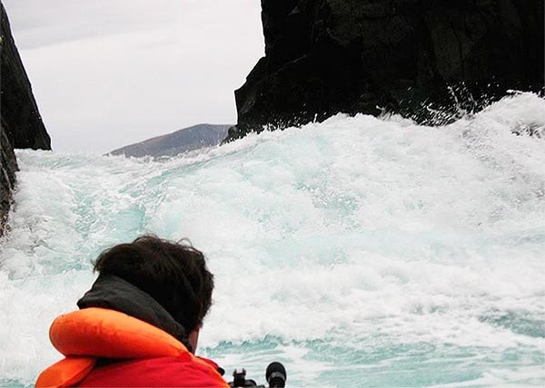 El oleaje rompe violentamente en el Cabo de Hornos, por lo que a veces es difícil el desembarco. Imagen de Guiarte.com