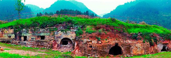 Panorama de excavación en gran tumba del cementerio de Zijinshan, Laosicheng. © Oficina de Gestión de los sitios del sistema Tusi/UNESCO