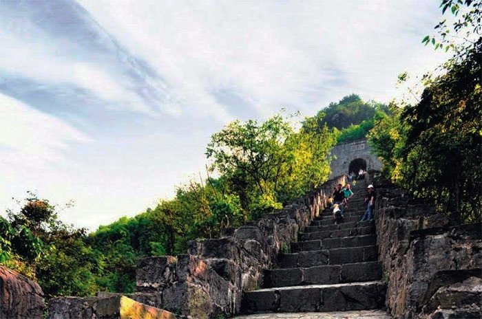 Escaleras de acceso a la montaña Chaotian, del sitio de la fortaleza de Hailongtun © Oficina de Gestión de los sitios del sistema Tusi/UNESCO