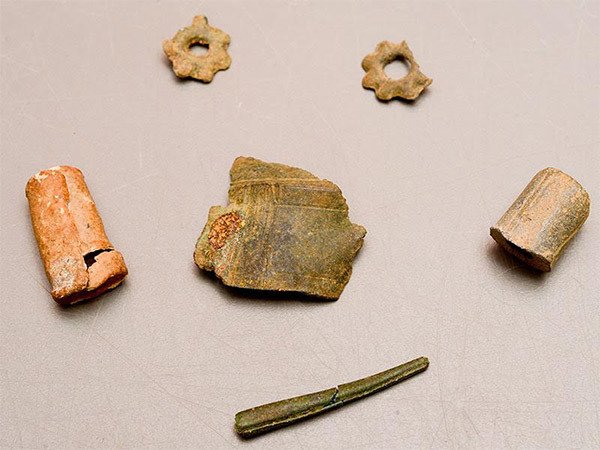 Piezas metélicas de diferentes tipos que se encuentran en el asentamiento, entre ellos el fragmento de una campana. Imagen http://uwf.edu/