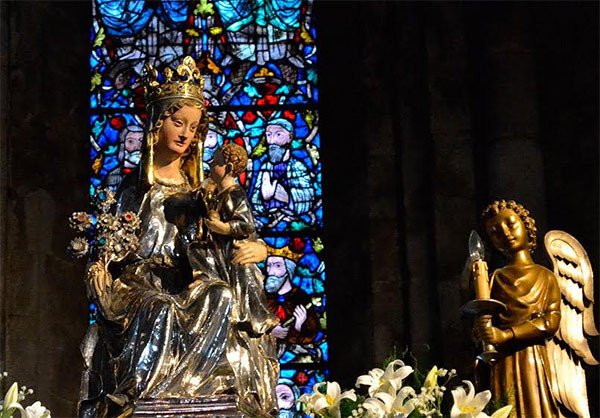 Virgen gótica de la Colegiata de Roncesvalles, uno de los lugares notables del Camino Francés. Imagen de guiarte.com