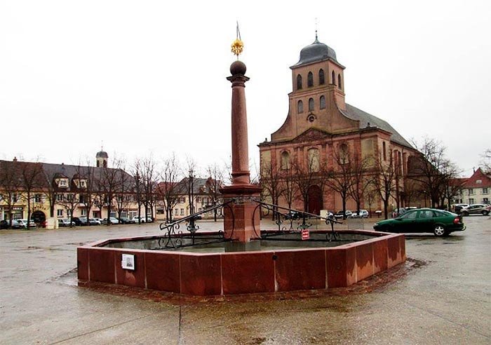 La Iglesia Real de San Luis domina la gran explanada de la Plaza de Armas. Imagen de Guiarte.com