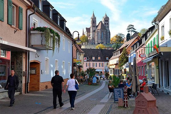 En el entorno de Neuf Brisach hay ciudades de interés como Colmar, Friburgo y Breisach am Rhein, en la imagen una calle de esta última. Images de Turismo de Breisach.