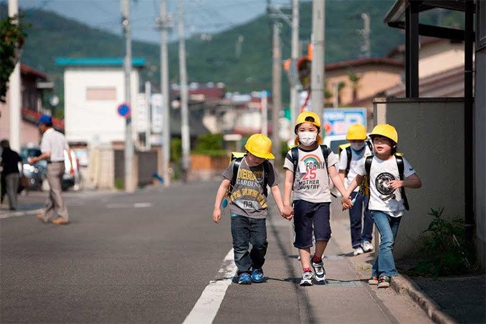 Niños avanzan por un camino en el que Greenpeace detectó alta contaminación radiactiva, en el entono de Fukushima. Imagen de Greenpeace