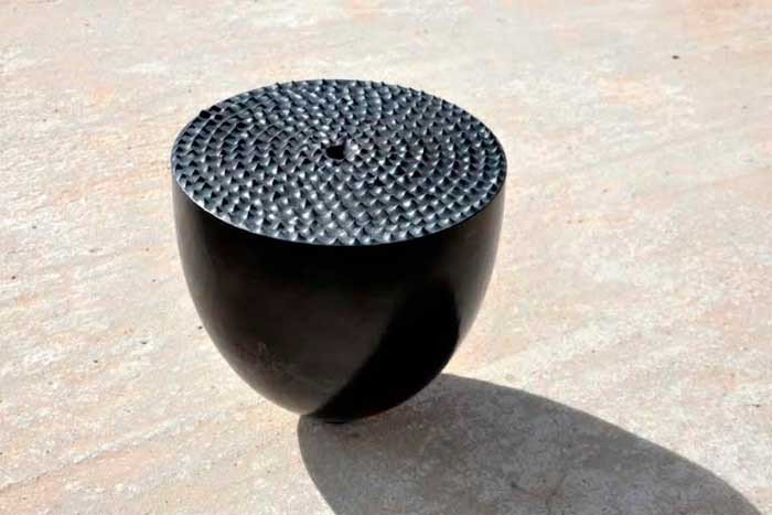 Giovanni Papi está trabajando en los últimos tiempos con series de pájaros y urnas de cerámica negra. Guiarte.com