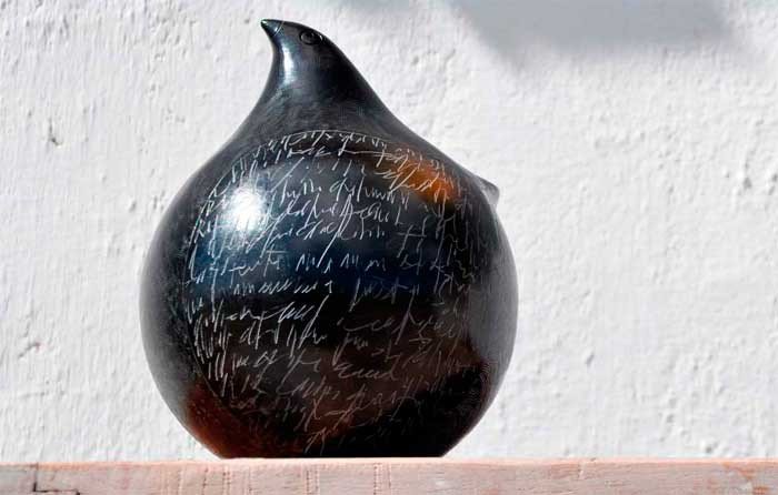 Uno de los misteriosos páaros de cerámica negra de Giovanni Papi. Guiarte.com
