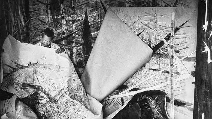 Wifredo Lam ante una de sus obras de la serie Brousses en su taller de Albissola, 1963