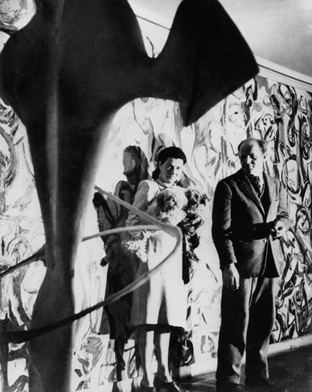 Peggy Guggenheim y Jackson Pollock frente a Mural (1943) en la entrada de la residencia Guggenheim en Nueva York, C. 1946. Foto: George Karger. Cortesía de Solomon R. Guggenheim Museum Archives.