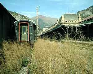 Imagen del abandono de la estación, en un bello entorno. Fotografía de Miguel Moreno - guiarte. Copyright