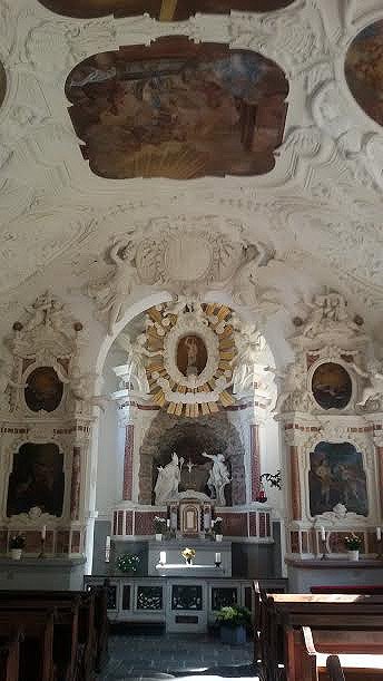 Interior barroco de la capilla de San Miguel, en la colina de Godesberg.Guiarte.com