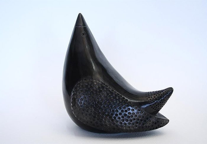 Pájaro, en cerámica negra brunida, de Giovanni Papi. Guiarte.com
