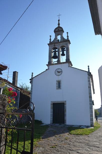 Portada de la iglesia de Santiago, en Boente. Imagen de Jose Holguera para Guiarte.com