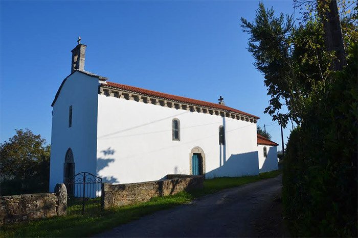 Iglesia de San Vicente de Vitiriz, en Rocamador, La Coruña, desde la entrada principal. Imagen de José Holguera para Guiarte.com